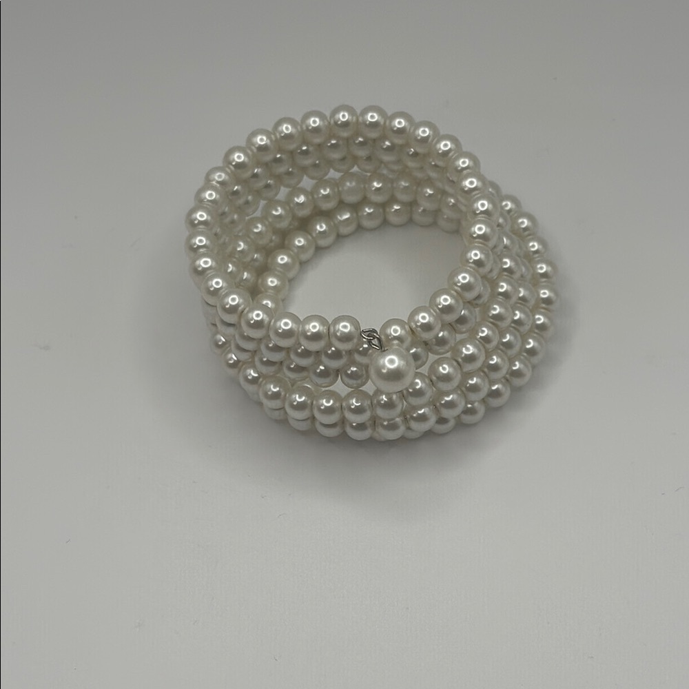 Elegant White Pearl Bracelet